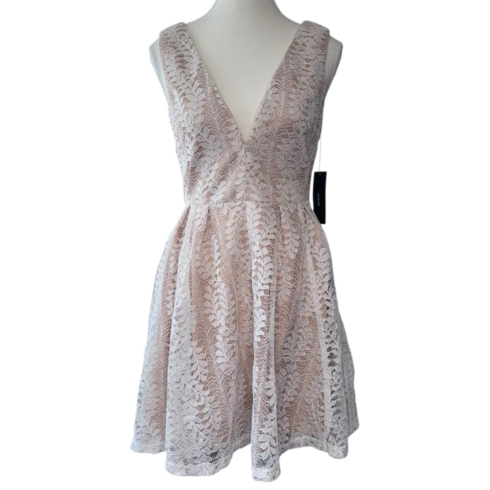 |NWT| LULU’S All Of My Heart Elegant Lace V-Neck Dress